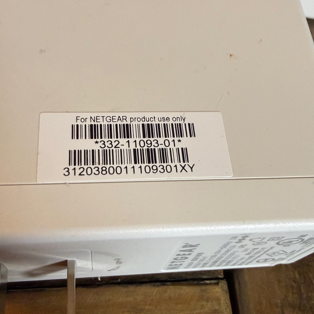 Orbi Router RBR850 and 2 Satellites RBS850 - Picture 8 of 9